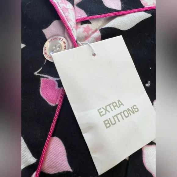 BNWOT Victoria’s Secret Kiss Lips Pajama Shirt. Size Large - Picture 2 of 9